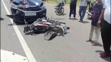 खुर्जा: अरनिया के ऊंचा गांव नायफल के पास कार ने बाइक सवारों को मारी टक्कर, एक की मौत और एक घायल