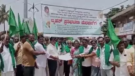 ಕುಕನೂರ: ರೈತರೇ ದೇಶದ ಬೆನ್ನೆಲುಬು ಎನ್ನುವ ಜನಪ್ರತಿನಿಧಿಗಳು ನೆಪಕ್ಕೆ ಮಾತ್ರ;ಪಟ್ಟಣದಲ್ಲಿ ರೈತ ಹೋರಾಟಗಾರ ಈಶಪ್ಪ ಸಬರದ ಹೇಳಿಕೆ