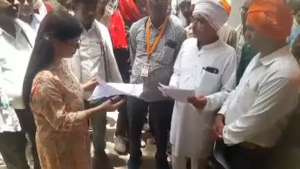 भारतीय किसान संघ का प्रदेशव्यापी तहसील स्तरीय धरना-प्रदर्शन कर बल्देवगढ़ में कर तहसीलदार अवंतिका तिवारी को सौंपा ज्ञापन।