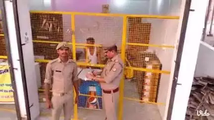 ताखा: अंग्रेजी, देसी व बीयर की दुकानों को ऊसराहार पुलिस ने किया चेक