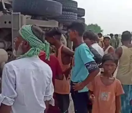 बहादुरगंज: बहादुरगंज में NH-327E पर ट्रक रेलिंग से टकराकर पलटा, चालक घायल