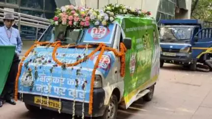 कांके: समाहरणालय परिसर से उपायुक्त ने नशा विरोधी जागरूकता अभियान के लिए वाहन रवाना किया