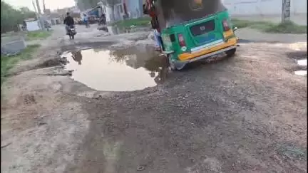 सहसवान: सहसवान सें भवानीपुर लिंक रोड पर टूटी सड़क सें लोग परेशान लोकनिर्माण विभाग सें सड़क ठीक कराने की मांग #jansamasya