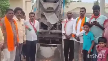 ఇల్లంతకుంట: సీసీ రోడ్డు నిర్మాణానికి భూమి పూజ చేసిన బిజెపి నాయకులు.. కోటి 30 లక్షల నిధులు మంజూరు చేసిన ఎంపీ బండి సంజయ్...