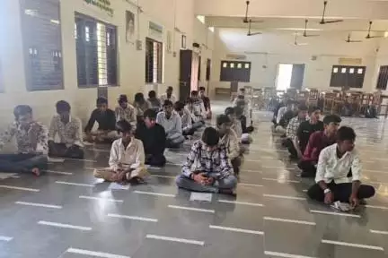 લીલીયા: લીલીયા પોલીસ દ્રારા સલડી ખાતે અધિકારીઓ દ્વારા સાઈબર અવેરનસ કાર્યકમ તથા ચૂંટણી અનુલક્ષી ફૂટ પેટ્રોલિંગનું કરાયું આયોજન