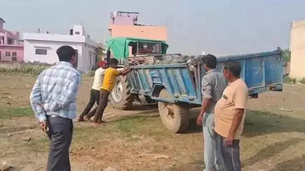 बिल्सी: रायपुर बुजुर्ग गांव में कई दिनों से भूखे गोवंश के झुंड को एक व्यक्ति ने ट्राली भरकर तरबूज खिलाए, इंसानियत का दिया परिचय