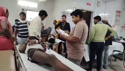 चरखारी: ऐचाना गांव के पास तेज रफ्तार बाइक असंतुलित होकर पेड़ से टकराई, बाइक सवार दो युवक गंभीर रूप से घायल