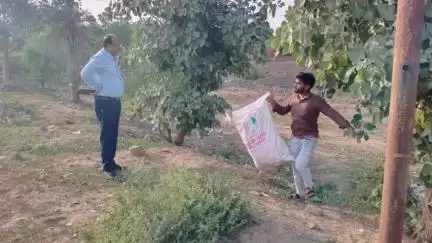 ब्यावरा: ब्यावरा नगर पालिका CMO ने नदी-नालियों में कचरा फेंकने वालों पर की कार्रवाई