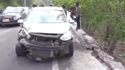 बैरसिया: भोपाल: जहांगीराबाद जेल पहाड़ी के पास रेलिंग तोड़कर घुसी कार, हुई पूरी तरह क्षतिग्रस्त