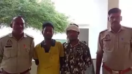 थाना नरसैना क्षेत्र के ग्राम सांची मवई में झगड़ा कर रहे दो ग्रामीणों को पुलिस ने किया गिरफ्तार