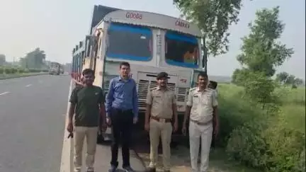 केसरिया: डुमरियाघाट थाना क्षेत्र से पुलिस उतर प्रदेश से आ रहे 01 ट्रक NH-27 पर से 803 लीटर विदेशी शराब के साथ किया बरामद