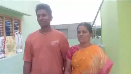 పదో తరగతి పరీక్షా ఫలితాల్లో మండల టాపర్‌గా నిలిచిన తన బిడ్డకు ప్రతిభ అవార్డు రాకపోవడంపై కన్నీటి పర్యాంతమైన మహిళ