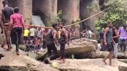 मैनाटांड़: नहाने के लिए खतरों से खेल रहे बच्चे, जर्जर पुल दे रहा मौत को दावत