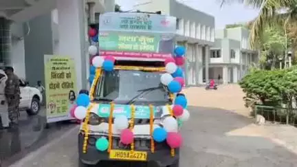 पाकुड़: डीसी ऑफिस पाकुड़ में उपायुक्त व उपविकास आयुक्त ने नशा मुक्ति अभियान के प्रचार वाहन को हरी झंडी दिखाई