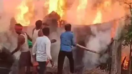 अरेराज: अरेराज प्रखंड के सरेया गांव में अचानक आग लगने से तीन घर जल गए