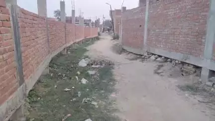 कोरांव: नगर पंचायत कोरांव के आजाद नगर मोहल्ले में दर्जन भर परिवारों को आने जाने के लिए नहीं है सड़क बनवाने की मांग #janasamsya