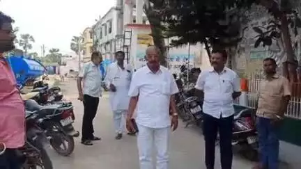मधुबनी: नगर निगम क्षेत्र में नल-जल की समस्या दूर करने को लेकर मेयर अरुण राय ने वार्ड पार्षदों को लगाई फटकार