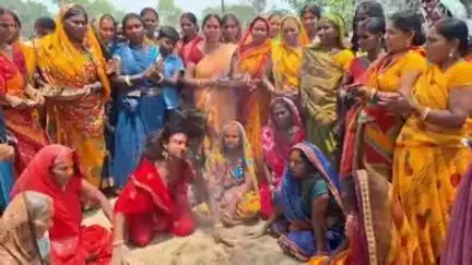 मेसकौर: ज्येष्ठ पूर्णिमा पर दर्जनों महिला भगतों ने सीतामढ़ी नदी में आस्था की डुबकी लगाकर की पूजा, सैंकड़ों महिलाएं रहीं मौजूद