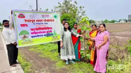 रेणापूर: वटपौर्णिमेनिमित्त नगरपंचायतीच्या प्रशासक तथा तहसीलदार मंजुषा भगत यांच्या उपस्थितीत शहरात एकूण 25 वडाच्या झाडाची लागवड.