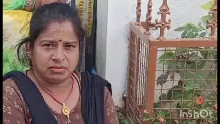 మదనపల్లె మహిళ సర్కారుతోపు హైవే దగ్గర అల్లనేరేడు చెట్టుకు ఉరివేసుకుని ఆత్మహత్యకు పాల్పడటం మంగళవారం కలకలాన్ని సృష్టించింది