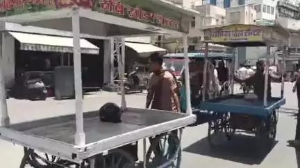 अजमेर: नगर निगम की टीम ने जवाहरलाल नेहरू अस्पताल के पास से हटाए ठेले, ठेलों को ज़ब्त कर काटे चालान