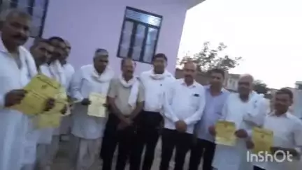 महवा: प्रेरणा दिवस के अवसर पर कांग्रेसियों ने महुआ में घर-घर जनसंपर्क किया, बांटे पीले चावल