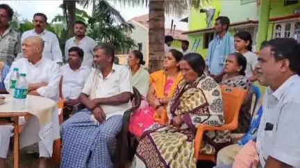 ಕೃಷ್ಣರಾಜಪೇಟೆ: ರಾಯಸಮುದ್ರ ಗ್ರಾಮದ ಪೂರ್ಣಚಂದ್ರ ಅವರ ಕುಟುಂಬಕ್ಕೆ ಭೇಟಿ ನೀಡಿ ಸಾಂತ್ವನ ಹೇಳಿದ ಮಾಜಿ ಸಚಿವ ಡಾ.ಕೆ.ಸಿ ನಾರಾಯಣಗೌಡ