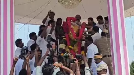 காளையார்கோவில்: சுதந்திரப் போராட்ட வீரர் வாளுக்கு வேலி அம்பலம் பிறந்த நாள் அரசு சார்பில் நகரம்பட்டி கிராமத்தில் மரியாதை