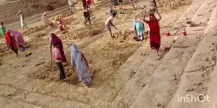 गोहपारु: 'जल गंगा संवर्धन' अभियान के तहत गोहपारू के हर्री गांव में बन रहा नया तालाब