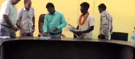 चुरचु: चुरचू प्रखंड में इंटर परीक्षा में उत्कृष्ट प्रदर्शन करने पर रोहित बिरहोर को बीडीओ ने किया सम्मानित