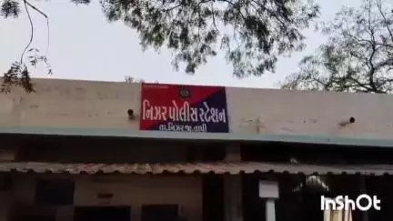 નિઝર: રાયગઢ ગામે સરપંચ અને અન્ય વ્યક્તિ દ્વારા વોર્ડના સભ્યને ગટરના કામના ફોટા બાબતે માર માર્યો.