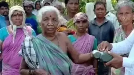 శ్రీకాకుళం: టెక్కలి మండలం నరహరిపురం గిరిజన గ్రామంలోని రేషన్ డిపో వద్ద లబ్ధిదారులు వేలిముద్రలు పడక ఇబ్బందులు