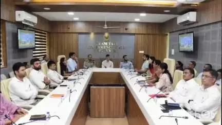 વ્યારા: તાપી જિલ્લા સેવા સદનના હોલમાં જિલ્લા વિકાસ અધિકારીની હાજરીમાં બેઠક યોજાય.