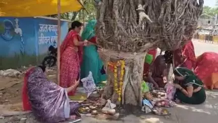 खालवा: खालवा में महिलाओं द्वारा बट सावित्री व्रत का आयोजन किया गया