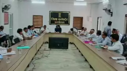 पचपदरा: जिला कलक्टर श्री सुशील कुमार यादव ने जिला कलेक्ट्रेट सभागार में फ्लैगशिप योजनाओं की गहन समीक्षा की
