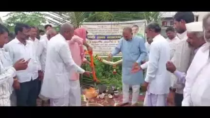 ಬಸವನ ಬಾಗೇವಾಡಿ: ಕಾಮನಕಕೇರಿ ಗ್ರಾಮದಲ್ಲಿ ರಸ್ತೆ ಅಭಿವೃದ್ಧಿ ಕಾಮಗಾರಿ ಭೂಮಿಪೂಜೆ ನೆರೆವೇರಿಸಿದ ಶಾಸಕ ರಾಜುಗೌಡ ಪಾಟೀಲ್
