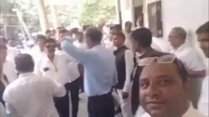 मुहम्मदाबाद गोहना: मुहम्मदाबाद गोहना तहसील परिसर में अधिवक्ताओं ने किया प्रदर्शन