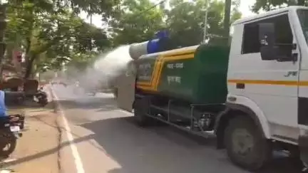 बाढ़: कोविड के बढ़ते मामलों को देखते हुए बाढ़ नगर परिषद ने सड़क को किया सैनिटाइज