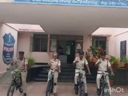 భీమదేవరపల్లి: సైకిళ్లపై గ్రామ సందర్శన చేసిన వంగర పోలీసులు
