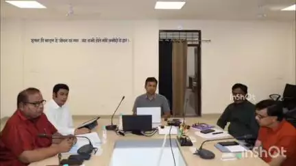 नर्मदापुरम कमिश्नर कार्यालय में कमिश्नर ने संभागीय समय सीमा की बैठक ली