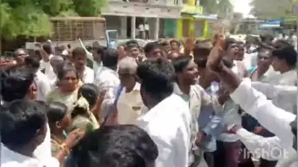 అక్రమ కేసులు బనాయించారంటూ రామసముద్రం పోలీస్ స్టేషన్ ఎదుట టీడీపీ నేతలు ధర్నా