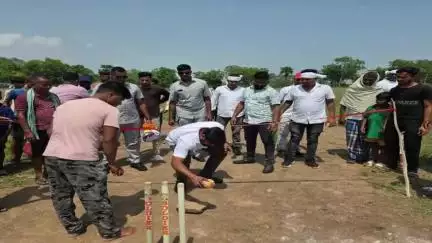ଦିଗପହଣ୍ଡି: ବଉଳଝୋଳି ଗାଁରେ କ୍ରିକେଟ ଟୁର୍ଣ୍ଣାମେଣ୍ଟ ଉଦଘାଟିତ, ଯୋଗଦେଲେ ସାନଖେମୁଣ୍ଡି ବିଧାୟକ
