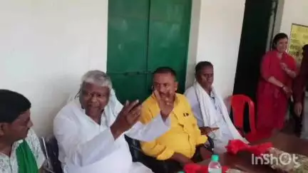 पूर्वी टुंडी: विधायक मथुरा प्रसाद महतो ने पूर्वी टुंडी के विभिन्न विद्यालयों में साइकिल का किया वितरण