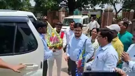 कुंडहित: उपायुक्त ने कुंडहित प्रखंड का किया दौरा, स्वास्थ्य व मनरेगा कर्मियों को लगाई फटकार