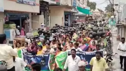 మహిళలను కించపరిచేలా మాట్లాడిన వారిపై చర్యలు తీసుకోవాలని పెదకూరపాడులో నల్ల రిబ్బన్లు, నల్ల బెలూన్లతో మహిళలు నిరసన ర్యాలీ