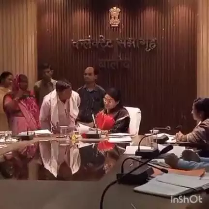बालोद: संयुक्त जिला कार्यालय बालोद के सभा कक्ष में जनदर्शन कार्यक्रम का हुआ आयोजन, कलेक्टर ने सुनी आम नागरिकों की समस्याएं