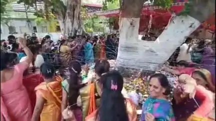 भुसावळ: शहरातील नाना-नानी उद्यानात वटपौर्णिमेनिमित्त 'आधुनिक सावित्री' सन्मान सोहळ्यात महिलांचा गौरव