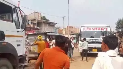 मझौली: ग्राम ढोल में आदिवासी बच्चों के साथ हुई मारपीट का मामला; आदिवासियों ने किया चक्का जाम, वाहनों की लगी लंबी क़तार