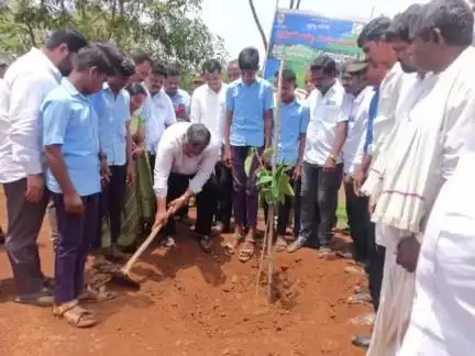 ಶಿಗ್ಗಾಂವ: ಪ್ಲಾಸ್ಟಿಕ್ ಬಳಕೆ ಕಡಿಮೆ ಮಾಡಿ, ಅತೀ ಹೆಚ್ಚು ಗಿಡ ಮರ ಬೆಳಸೋಣ: ಚಂದಾಪುರ ಗ್ರಾಮದಲ್ಲಿ ಶಾಸಕ ಪಠಾಣ್