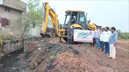 కోరుట్ల: 100 రోజుల ప్రణాళికలో భాగంగా మెట్పల్లిలోని 12వ వార్డులో డ్రైనేజీ, పారిశుద్ధ్య పనులను పరిశీలించిన మున్సిపల్‌ కమిషనర్ మోహన్